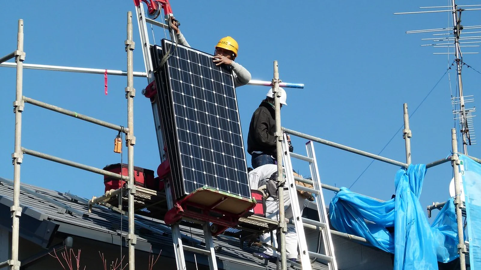 China's Topcon Solar Cell Prices Decline Amid Cost Pressures