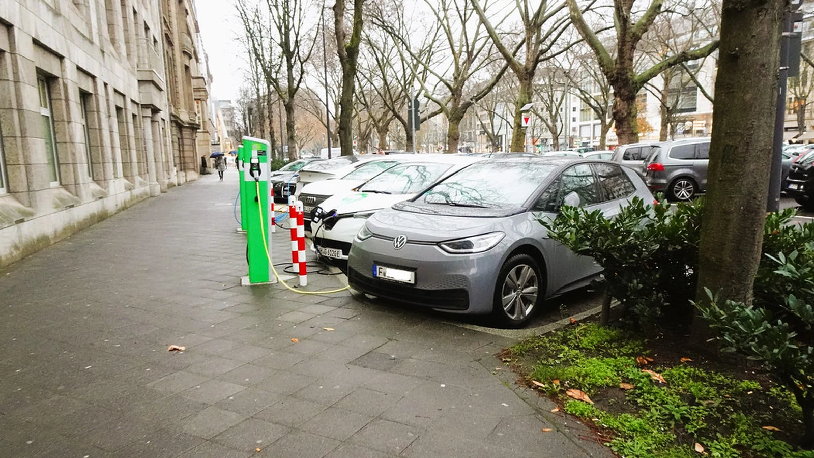 MPPT vs PWM Solar Charge Controllers: Which Is Best for Your Battery System?